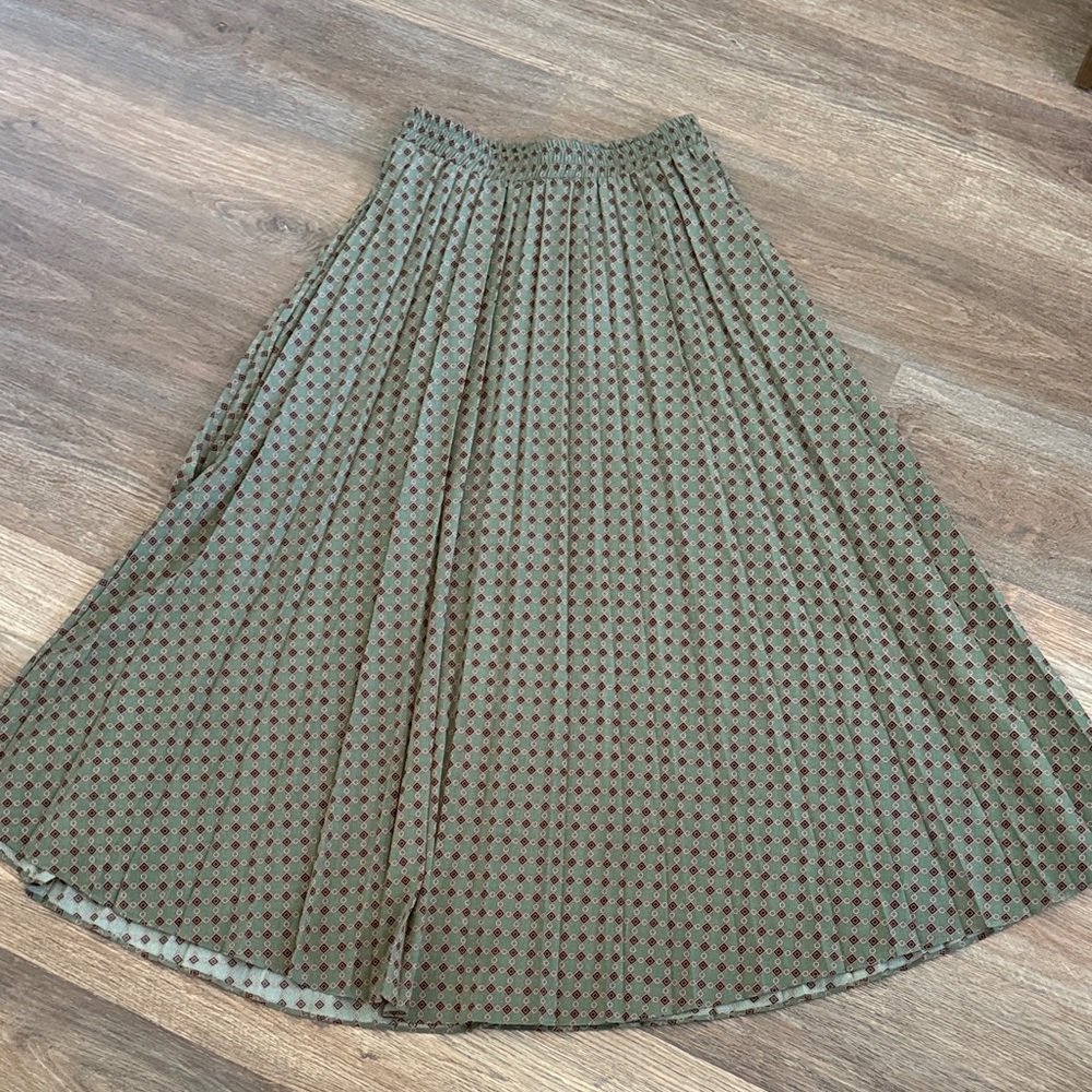 NWT pose pleated skirt